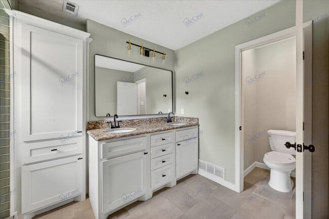 Building Photo - 3827 Clubway Ln