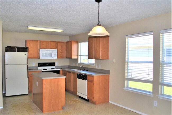 Building Photo - 2200 Lookout Ln