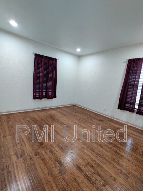 Building Photo - 2216 N Travis St