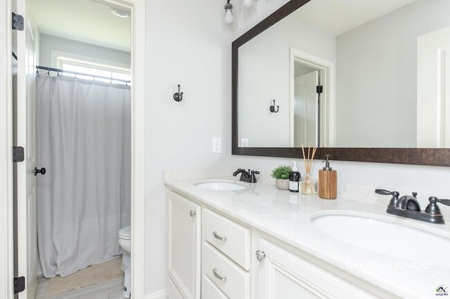 Building Photo - 214 Creek Ridge Dr