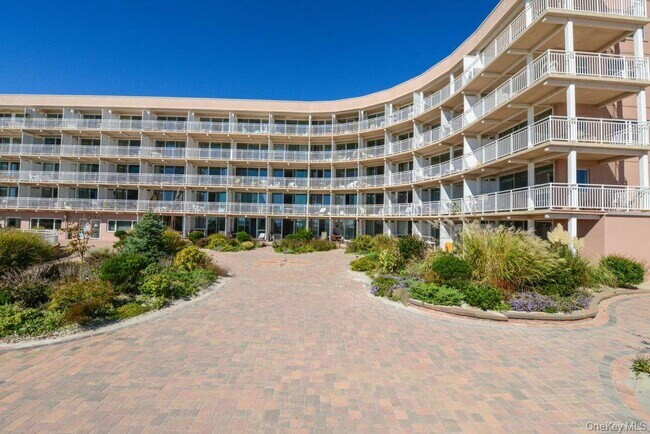 Building Photo - 830 Shore Rd