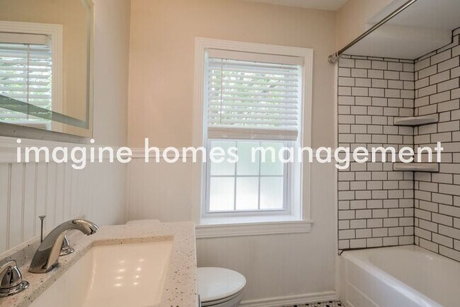 Building Photo - Lovely Updated Home in Shaftesbury Ave