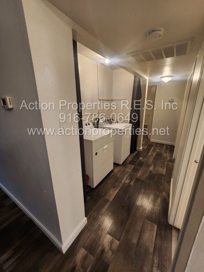 Building Photo - $500.00 Off Move In Special! East Roseville, Sierra Gardens 3 Bedroom, 2 Bathroom, 2 Car Garage, ...