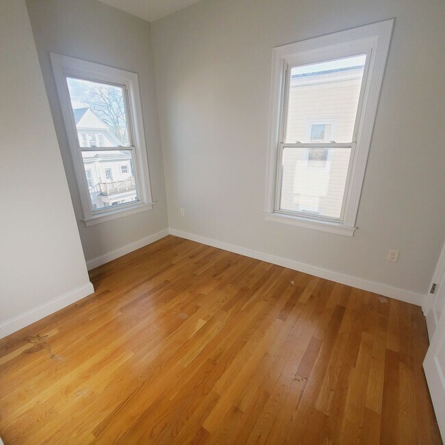 Building Photo - 355 Adams St