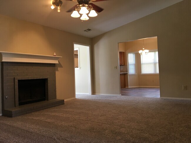 Building Photo - 10050 Southridge Dr