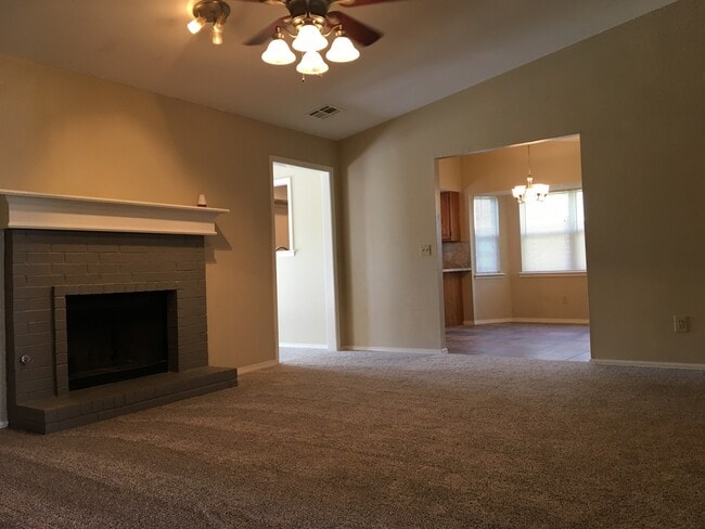 Building Photo - 3 Bed/2 Bath Home with Additional Space -- Available for Showings Now!