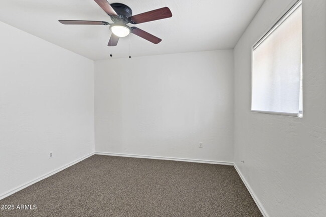 Building Photo - 744 E Meadow Ln