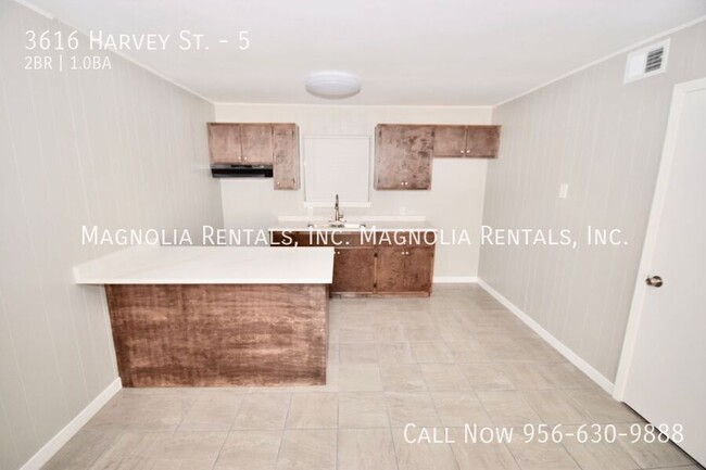 Building Photo - 1st Month Free Rent - Affordable 2 bed 1 B...