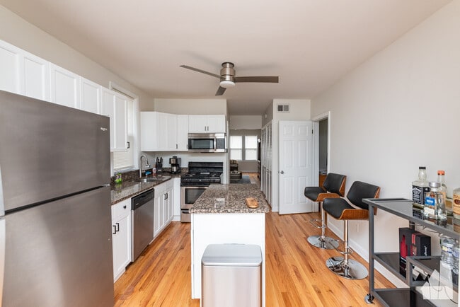 Primary Photo - 2428 W Carmen Ave