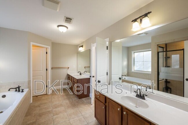 Building Photo - 2707 Silver Hill Terrace SE