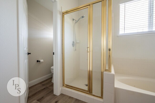 Building Photo - Fresno CUSD Home, 4BR/3BA, Newly Remodeled...