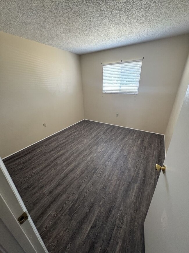 Building Photo - 710 W Rosewood Ln