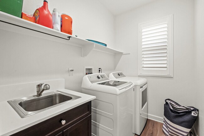 Building Photo - Spacious & Stylish 4 Bed 3 Bath in Chino P...