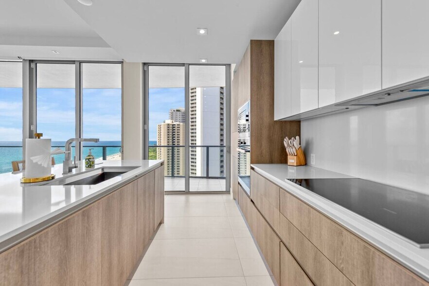 Building Photo - 3100 N Ocean Dr