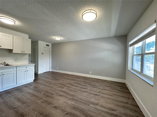 Building Photo - 3660 NE 11th Ave