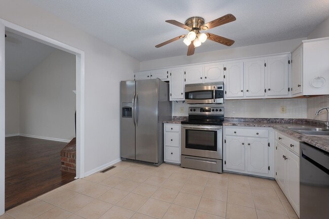 Building Photo - 3 Bedrooms with Full Basement on Corner Lot!