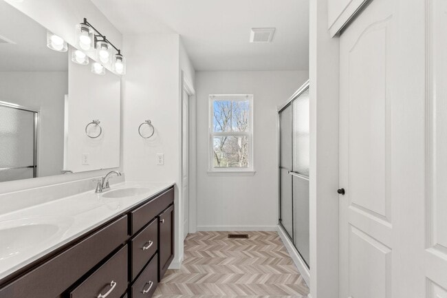 Building Photo - 126 Cardow Dr