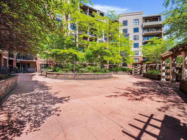 The Groveland Outdoor Courtyard - 317 Groveland Ave