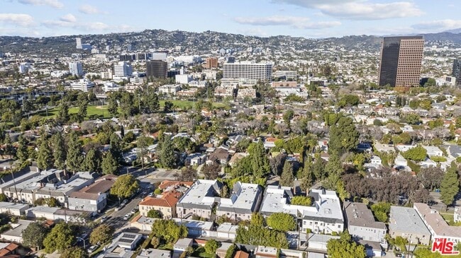 Building Photo - 6542 1/2 W Olympic Blvd