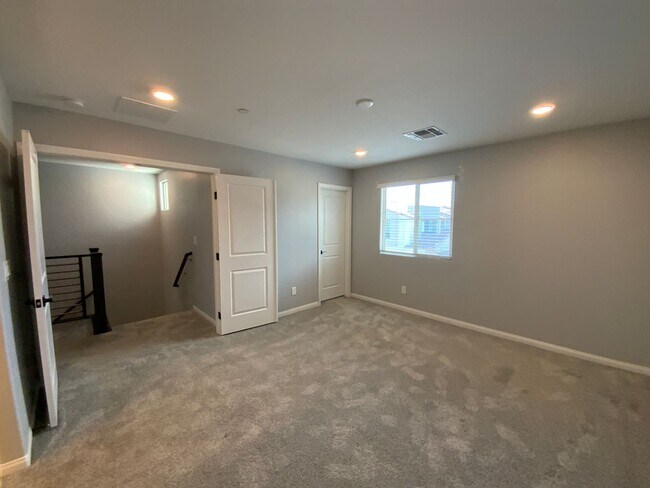Building Photo - Townhouse in Summerlin North