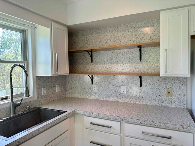 Building Photo - 102 Vosburgh Rd