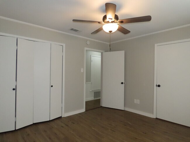 Building Photo - 10556 Twin Oaks Dr
