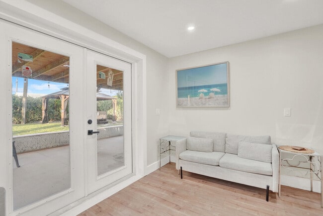 Building Photo - 727 Fernwood Dr