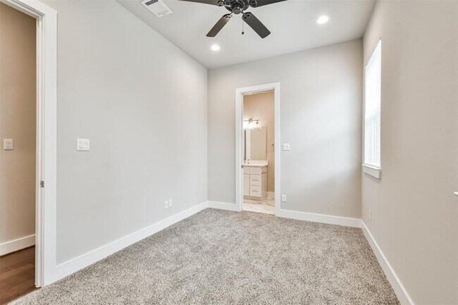 Building Photo - 810 Mansfield St