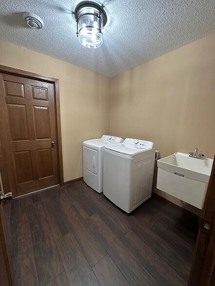 Building Photo - 1560 Gray Fox Dr NE
