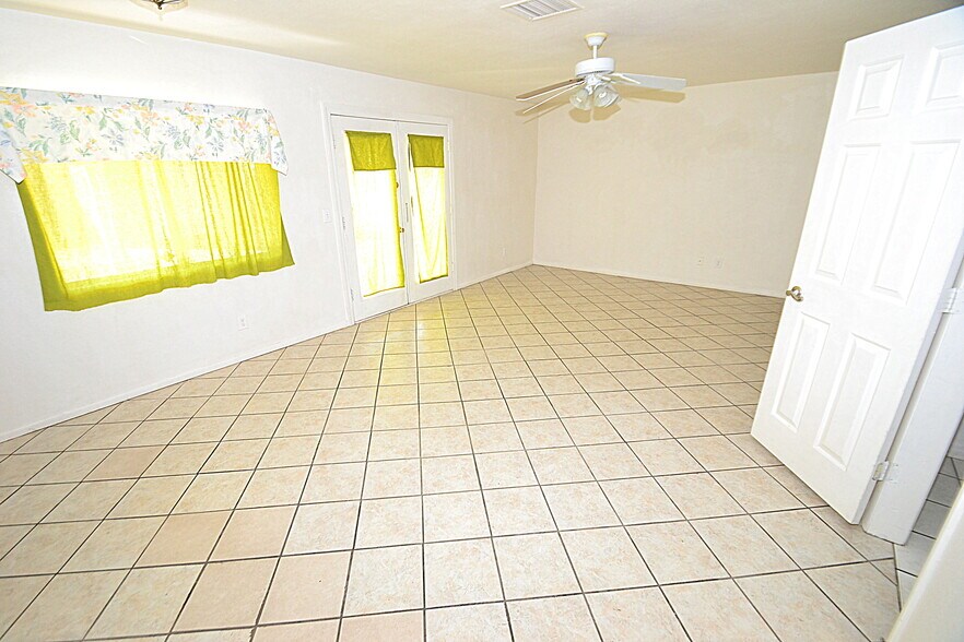 Building Photo - 6941 W Vermont Ave