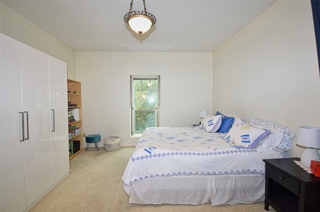 Building Photo - 2425 Underwood St