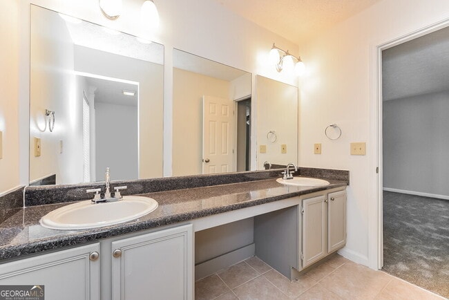 Building Photo - 5550 Emerald Glen