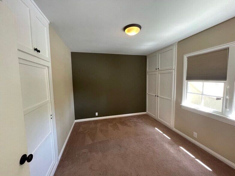 secondary bedroom/office - 10887 Flaxton St