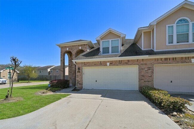 Building Photo - 2007 Que Manor Dr