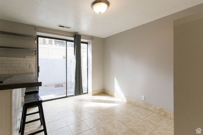 Building Photo - Beautiful Townhome in Excellent Holladay Location!