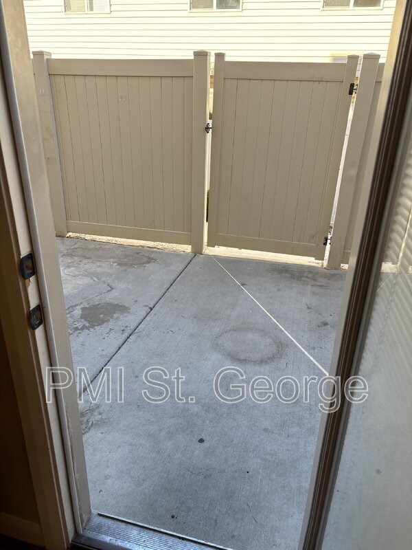 Building Photo - 340 1425 N St