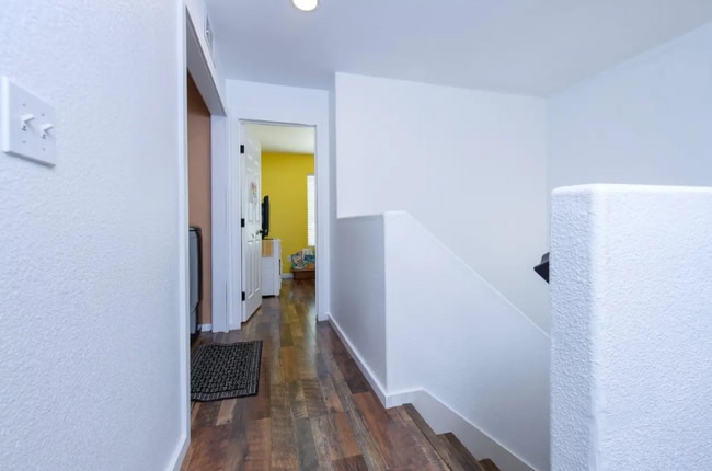 Building Photo - 1228 E Waterview St