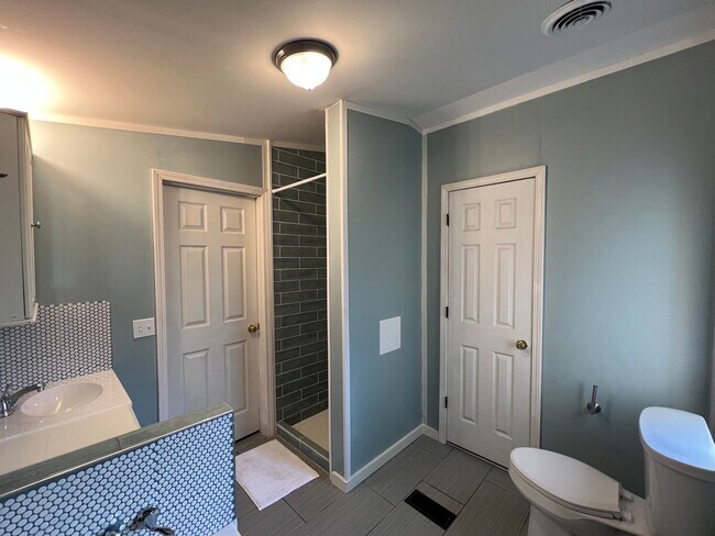 Building Photo - Three Bedroom Home with a Spacious Backyard