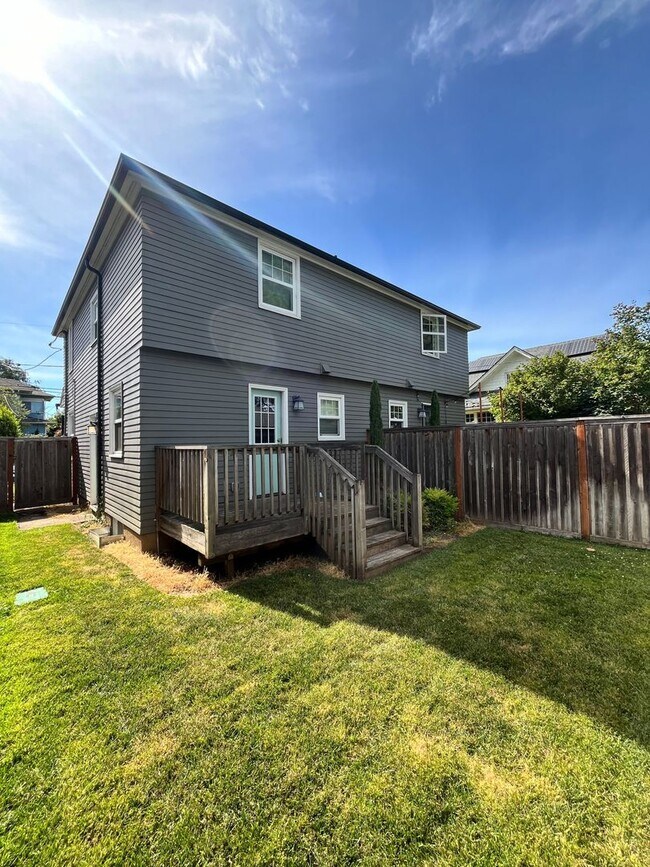 Building Photo - Gorgeous 2-Bedroom Townhome! Hardwood Floo...