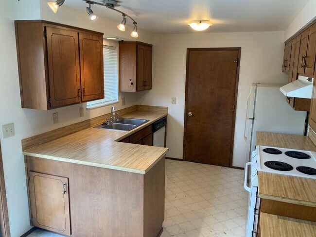 Building Photo - 2 Bedroom Duplex in Springfield