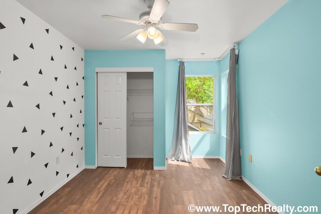 Building Photo - Charming 3 BD 2 BA Townhome Located in Hillsboro's Briarcreek Community | Recently Updated! | Mai...