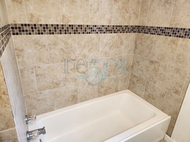 Building Photo - Great Home for UAMS Students