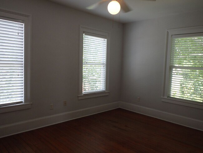 Building Photo - Two Bedroom Townhome Close to Forsyth Park