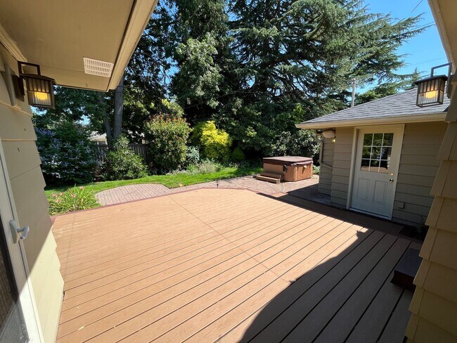 Building Photo - Amazing NE Portland 4Bd + 3Ba ~ House Sola...