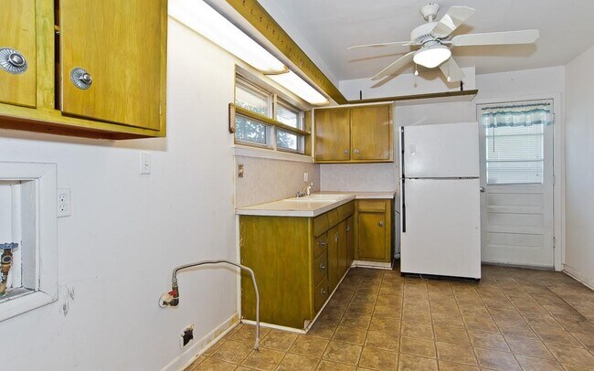 Building Photo - 2442 Oates Dr