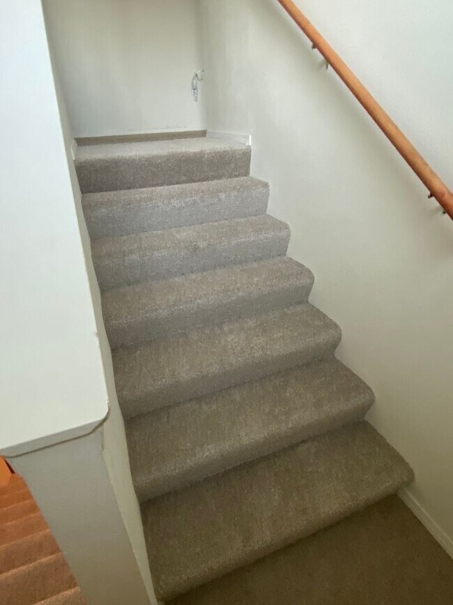 Building Photo - Don't miss this 4 Bedroom 1 1/2 Bath Northside Condo