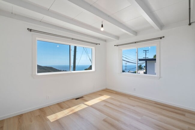 Building Photo - Pacific Ocean and Hillside Views
