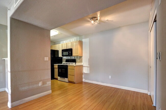 Building Photo - 950 Seven Hills Dr