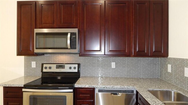 Building Photo - Great 3 Bedroom, 2 1/2 bath new constructi...