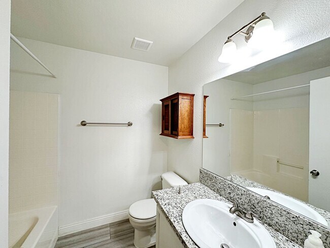 Building Photo - 3 BEDROOM TOWNHOME WITH YARD + 2 CAR GARAGE IN GATED HENDERSON COMMUNITY